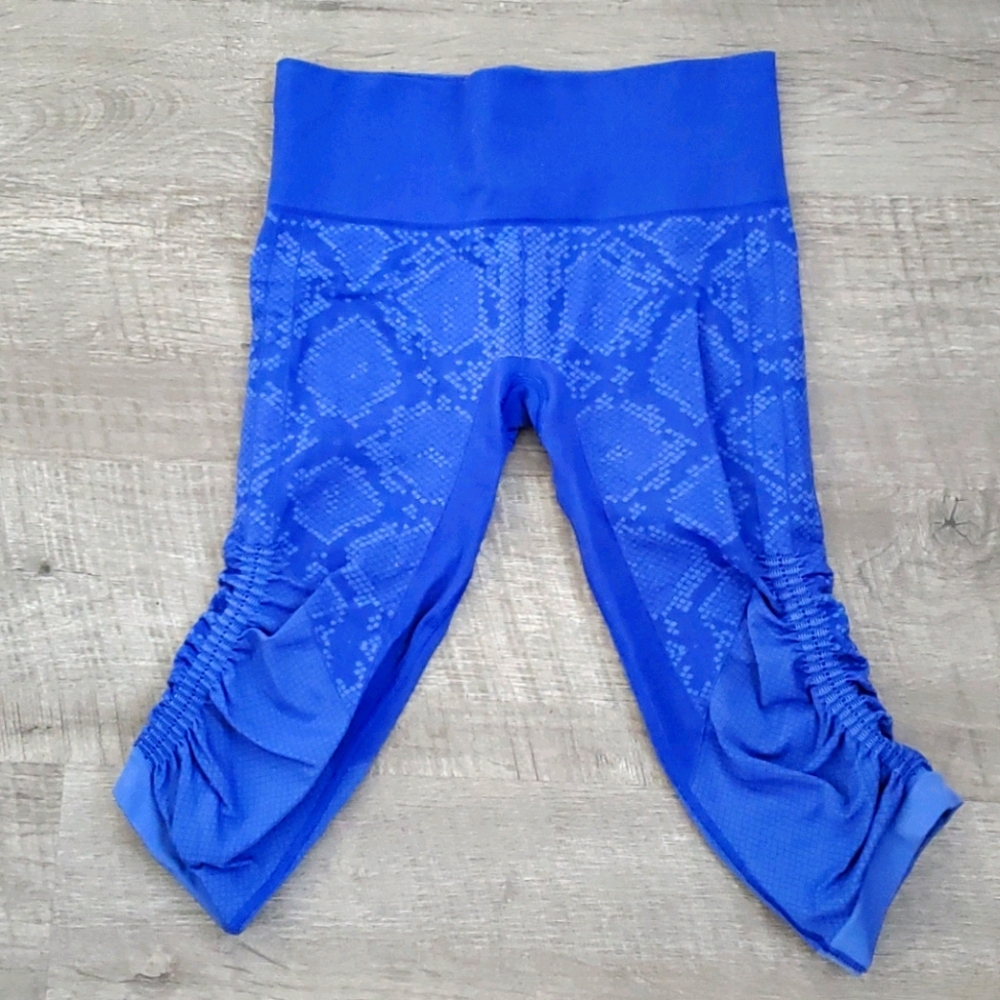 Lululemon size 6 blue capris
